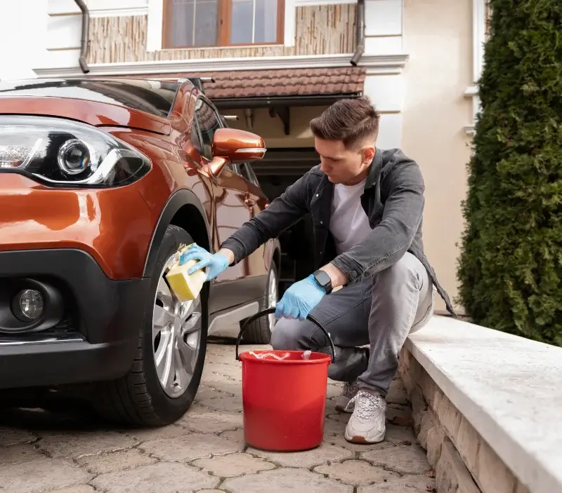 Lavage auto à domicile Trégourez : professionnel intervenant sur un véhicule